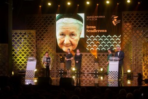 Gala_Warszawianką Stulecia została Irena Sendlerowa, nagrodę odebrała córka laureatki – Janina Zgrzembska